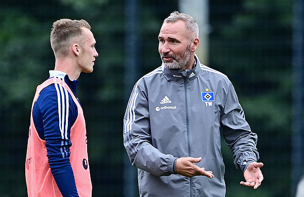 Trainer Tim Walter (re.) hat mit Sebastian Schonlau einen erfahrenen Kapitän als verlängerten Arm, der die jungen Spieler führen kann. Trainer Tim Walter (re.) hat mit Sebastian Schonlau einen erfahrenen Kapitän als verlängerten Arm, der die jungen Spieler führen kann.