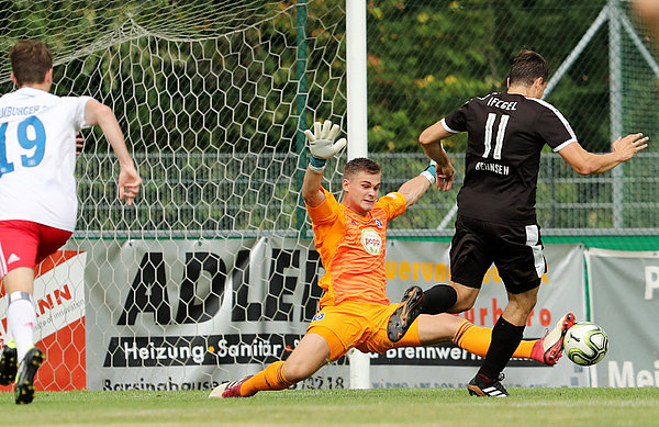 Der Moment des Elfmeters. U21-Keeper Morten Behrens spielt allerdings den Ball.