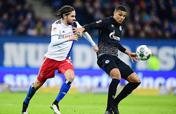 Der eingewechselte Martin Harnik, hier im Duell mit Malick Thiaw, sorgte für viel Wirbel im HSV-Angriff, verpasste aber einen Treffer. Harnik im Zweikampf mit Thiaw.