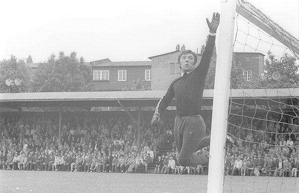 Acht Jahre stand Arkoc beim HSV zwischen den Pfosten, drei weitere an der Seitenlinie. Seit September 2014 ist er neben Horst Schnoor, Rudi Kargus und Uli Stein als einer von vier Torhütern auf dem "Walk of Fame" verewigt. Özcan Arkoc bei einer Parade.