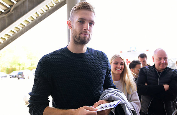 Lasse Sobiech in zivil vor dem Stadion in Hamburg.