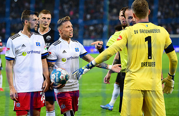 In den ersten 45 Minuten ging es im Sandhäuser Strafraum etliche Male richtig rund und SVS-Keeper Drewes vereitelte etliche HSV-Hochkaräter. In den ersten 45 Minuten ging es im Sandhäuser Strafraum etliche Male richtig rund und SVS-Keeper Drewes vereitelte etliche HSV-Hochkaräter.
