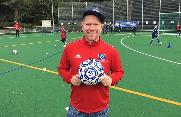 Simon Köster baute die Fußballschule im Jahr 2003 von Beginn an mit auf und entwickelte sie in den Folgejahren mit seinem Team zu einer der erfolgreichsten Fußballschulen Deutschlands.
