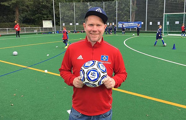Simon Köster baute die Fußballschule im Jahr 2003 von Beginn an mit auf und entwickelte sie in den Folgejahren mit seinem Team zu einer der erfolgreichsten Fußballschulen Deutschlands. Simon Köster baute die Fußballschule im Jahr 2003 von Beginn an mit auf und entwickelte sie in den Folgejahren mit seinem Team zu einer der erfolgreichsten Fußballschulen Deutschlands.