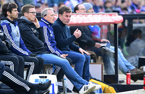 Dieter Hecking auf der Trainerbank neben Co-Trainer Dirk Bremser, Sportdirektor Michael Mutzel und Athletik-Trainer Daniel Müssig.