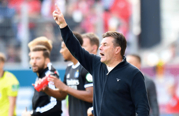 Dieter Hecking hatte während der Anfangsphase in Regensburg einiges zu korrigieren. Später fand sein Team durch seine Umstellungen besser ins Spiel - für drei Punkte reichte es dennoch nicht.