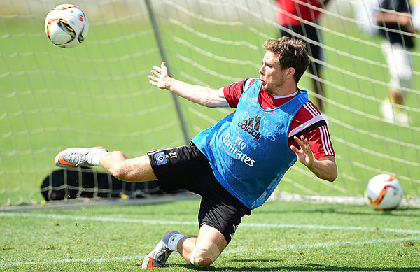 Nicolai Müller macht im Training einen Seitfallzieher.