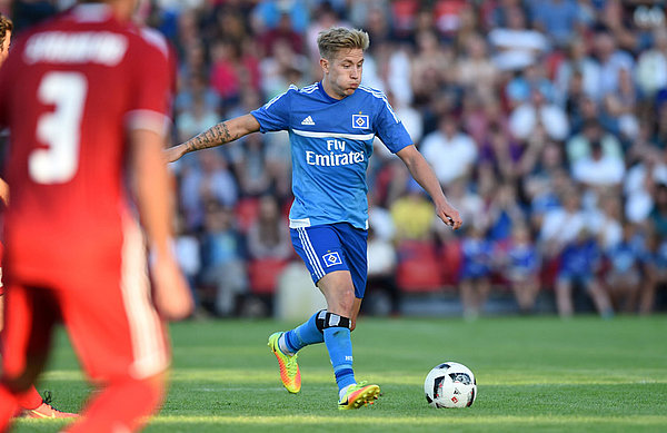 Lewis Holtby beim Dribbling im Testspiel beim NTSV Strand 08.
