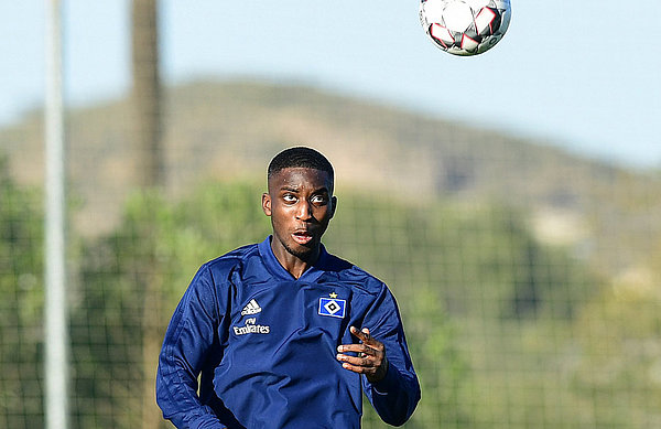 Die Chance nutzen: Patric Pfeiffer weiß um die große Konkurrenz auf seiner Position, will sich im Trainingslager aber dennoch bestens präsentieren. Patric Pfeiffer visiert einen Ball beim Kopfball an.