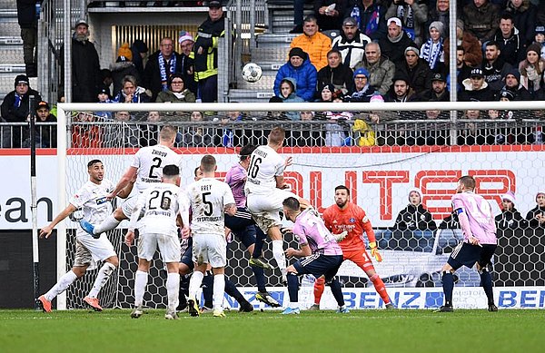 Bei hohen Bällen hatte der HSV zuletzt häufiger Probleme. Dieter Hecking will in diesem Bereich weiter an den Defiziten arbeiten und eine Verbesserung herbeiführen. Aleksandr Zhirov erzielt per Kopfball das 1:0 für den SV Sandhausen.