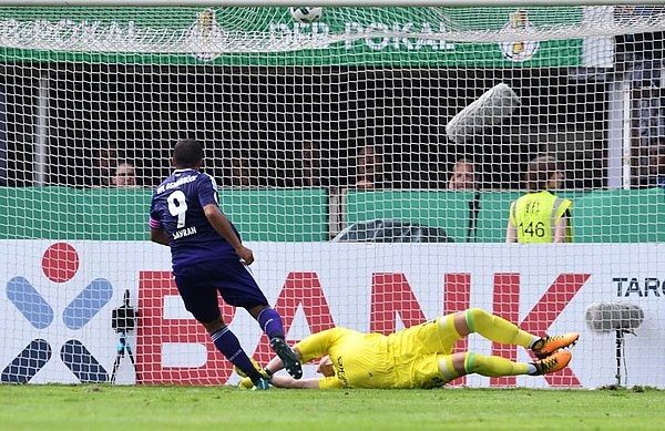 Savran schießt das 1:0 gegen den HSV. Mathenia fliegt vergeblich.