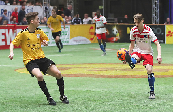 Während die Gruppe um Ole Wohlers (r.) das Turnier spielte, trainierten die restlichen U19-Kicker in Hamburg. U19-Spieler Ole Wohlers (rechts) nimmt den Ball mit dem rechten Fuß an. Sein Gegenspieler steht in Lauerstellung vor ihm.