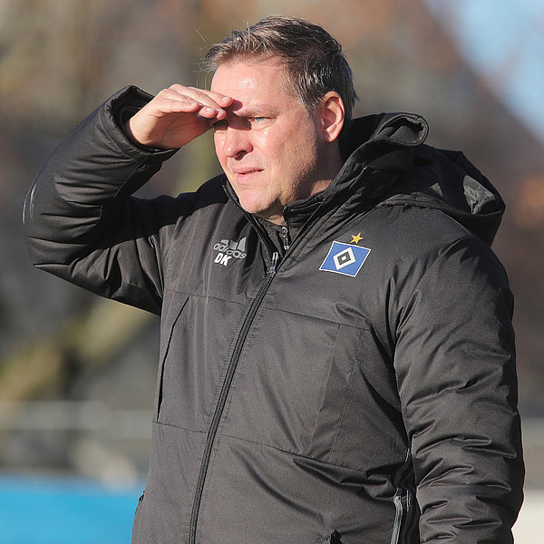 Dirk Kunert will das erste Auswärtsspiel der Rückrunde in Eichede gewinnen. Dirk Kunert beobachtet seine Mannschaft.