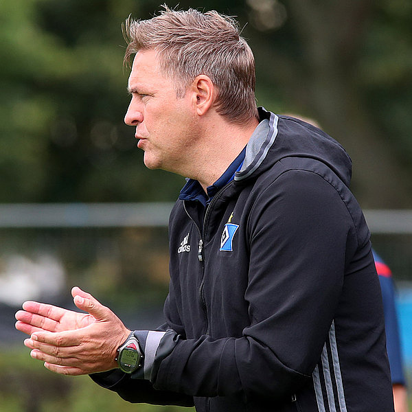 U21-Trainer Dirk Kunert klatscht.