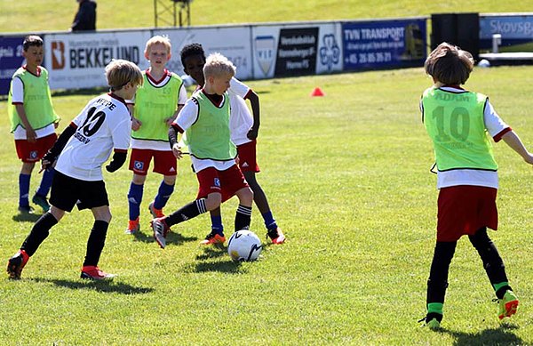 Regelmäßig rollt auch außerhalb Deutschlands der Ball im Zeichen der Raute - so auch hier im Jahr 2019 in Dänemark.