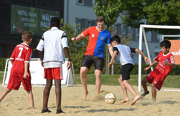 Ex-Profi Marcell Jansen zeigte den Kids beim Freekick was er am Ball noch so drauf hat. Ex-Profi Marcell Jansen zeigte den Kids beim Freekick was er am Ball noch so drauf hat.