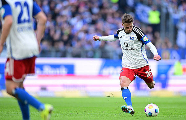 Miro Muheim holt aus, zieht ab - und trifft mit diesem abgefälschten Schuss zum 1:0 für den HSV.