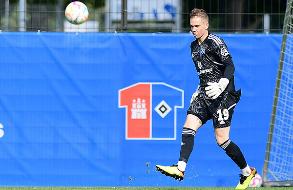 Matheo Raab, zur neuen Saison vom 1. FC Kaiserslautern gekommen, durfte 90 Minuten lang zwischen den HSV-Pfosten ran, musste zwar zweimal hinter sich greifen, konnte sich aber auch einige Male sehr gut auszeichnen.