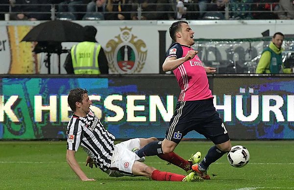 Maybe the turning point of the game: Kostic was felled in the Frankfurt box by Abraham but the whistle remained silent. 