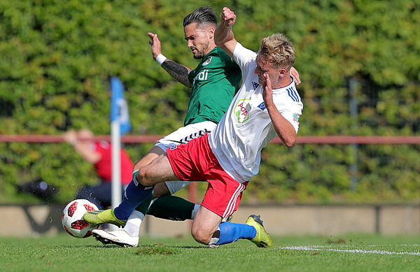 HSV-Spieler Fabian Gmeiner grätscht dem Lübeck Daniel Franziskus einen Ball ab.