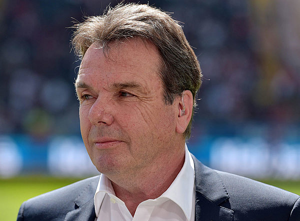 Heribert Bruchhagen sitzt auf dem Podium bei der Pressekonferenz. 