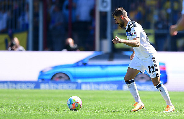 Endlich wieder am Ball: Tim Leibold feiert in Braunschweig sein Pflichtspiel-Comeback nach fast neun Monaten Pause. Tim Leibold führt den Ball.
