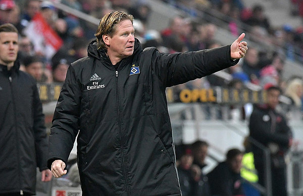Markus Gisdol als HSV-Trainer an der Seitenlinie.