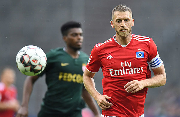 Der neue HSV-Kapitän Aaron Hunt bereitete alle drei Treffer gegen Monaco vor. Aaron Hunt blickt dem Ball hinterher.