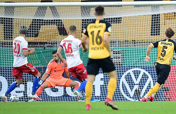 Der Anfang vom Ende: Dresdens Stark trifft bereits in der 3. Minute zur 1:0-Führung. Der Anfang vom Ende: Dresdens Stark trifft bereits in der 3. Minute zur 1:0-Führung.