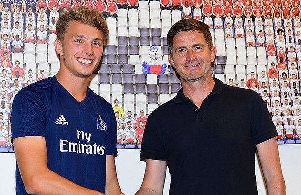 Fiete Arp and sporting director Ralf Becker look forward to two more years for the youngster at HSV.