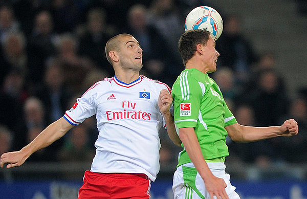 Bjarne Thoelke im Luftzweikampf mit Mladen Petric beim Spiel HSV gegen VfL Wolfsburg.