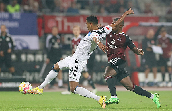 In der zweiten Halbzeit arbeiteten alle Rothosen - vom Torhüter bis hin zu Stoßstürmer Glatzel - defensiv kollektiv mit und hielten so den 1. FC Nürnberg weit vom eigenen Tor fern.