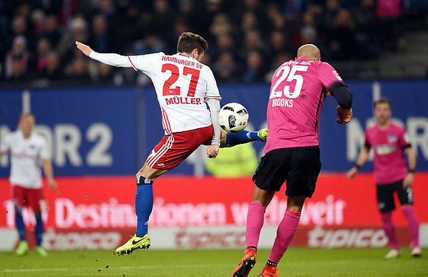 Nicolai Müller und John Anthony Brooks im Zweikampf.