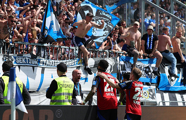 Jubel ohne Grenzen: Davie Selke feiert seinen 21. Saisontreffer und das 3:0 in Darmstadt mit den mitgereisten HSV-Fans. Jubel ohne Grenzen: Davie Selke feiert seinen 21. Saisontreffer und das 3:0 in Darmstadt mit den mitgereisten HSV-Fans.
