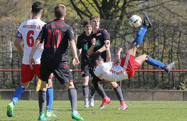 Auch diese akrobatische Einlage half der U17 gegen Union Berlin nicht weiter.