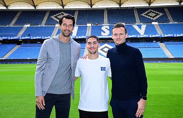 Glücklich über die Vertragsverlängerung: Vorstand Jonas Boldt, Mittelfeldspieler Ludovit Reis und Scouting-Leiter Claus Costa. 