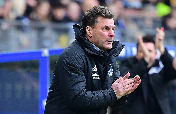 Applaus für sein Team: Dieter Hecking war zufrieden mit der Leistung, dem Ergebnis und insgesamt mit dem Start ins Fußballjahr 2020.