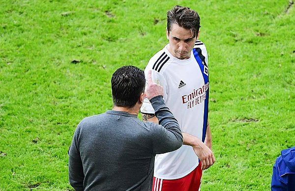 Dieter Hecking spricht am Spielfeldrand mit Adrian Fein.