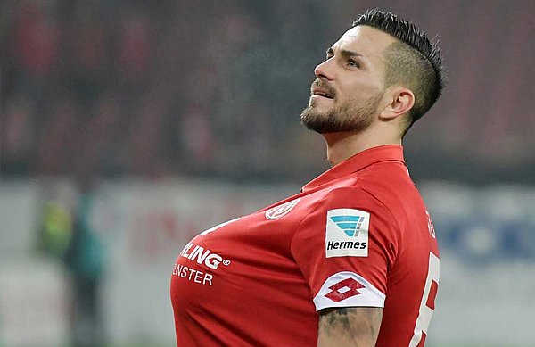 Danny Latza traf mit vier Torschüssen gleich dreimal und sicherte sich hinterher einen der Spielbälle. Latza trägt nach Abpfiff den Ball unter seinem Trikot.