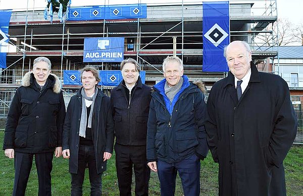 Bauherr Dirk Busjaeger, Architekt Ansgar Beinke, Dietmar Beiersdorfer, Jens Meier und der Oberbürgermeister der Stadt Norderstedt Hans-Joachim Grote stehen vor dem Rohbau.