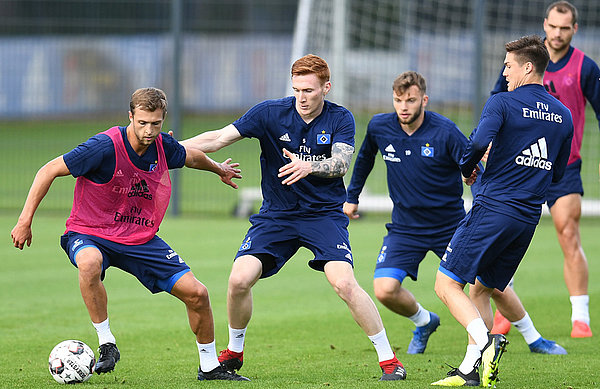 David Bates und Matti Steinmann kämpfen um den Ball. 
