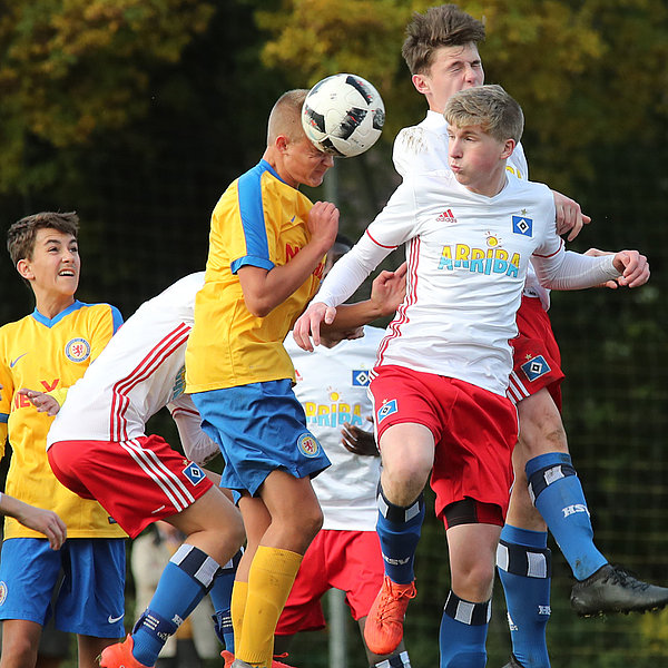 Kopfballduell zwischen Hamburgern und Braunschweigern.