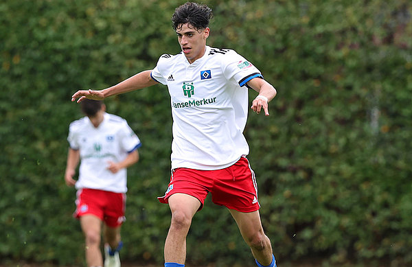 U17-Spieler Omar Abdel Megeed traf gegen Kiel zum 1:2-Anschluss, konnte die Niederlage seiner Mannschaft allerdings nicht mehr verhindern. U17-Spieler Omar Abdel Megeed traf gegen Kiel zum 1:2-Anschluss, konnte die Niederlage seiner Mannschaft allerdings nicht mehr verhindern.