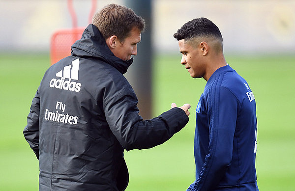 Hannes Wolf spricht mit Douglas Santos.