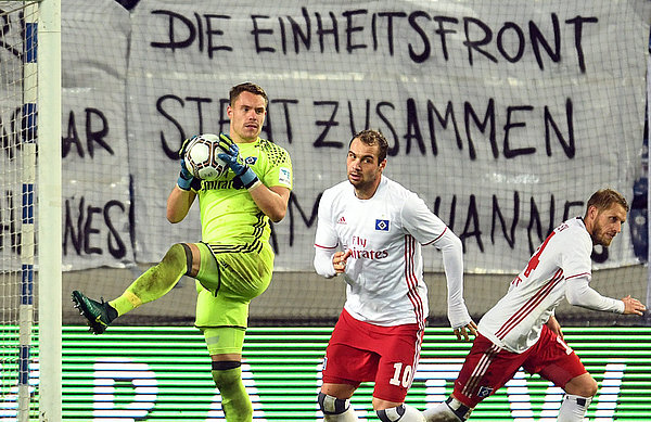 Torwart Christian Mathenia beim Abwurf. 