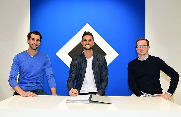 Zeigen sich zufrieden über den Vertragsabschluss: Sportvorstand Jonas Boldt, Neuzugang Sven Ulreich und Sportdirektor Michael Mutzel (v.l.). Zeigen sich zufrieden über den Vertragsabschluss: Sportvorstand Jonas Boldt, Neuzugang Sven Ulreich und Sportdirektor Michael Mutzel (v.l.).