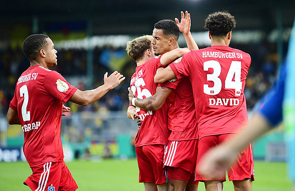 Die Entscheidung: Glatzels Abstauber in der 68. Minute brachte den HSV auf die Siegerstraße und in Runde 2 des DFB-Pokals. Die Entscheidung: Glatzels Abstauber in der 68. Minute brachte den HSV auf die Siegerstraße und in Runde 2 des DFB-Pokals.