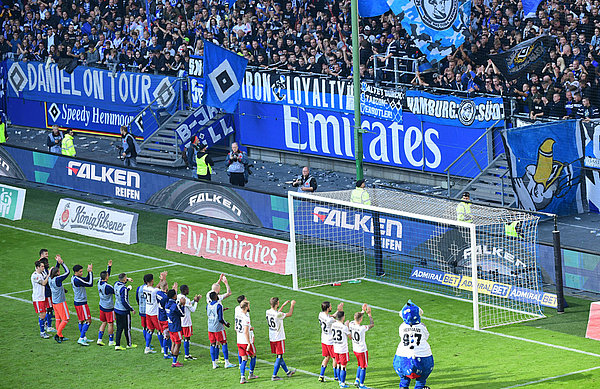 Die Mannschaft jubelt vor der Nordtribüne mit den Fans. 