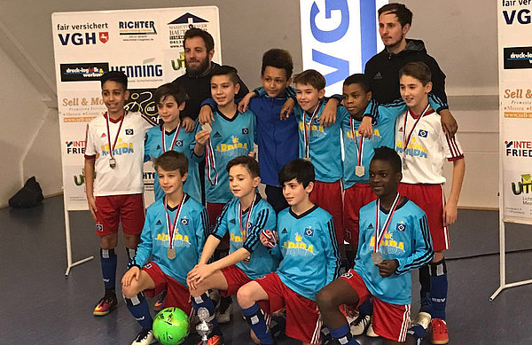 Die U11 des HSV feiert ihren Turniersieg in Lüneburg.