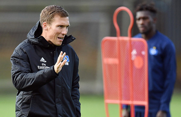 Hannes Wolf spricht beim Training mit Unterstützung einer Handgeste.